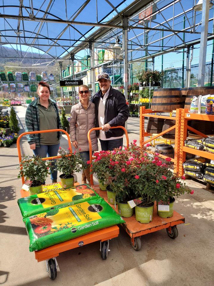 Beautiful day to sell roses at 137!!! <a href="/misshd03/">Megan A. Coleman</a>  <a href="/halematt52/">Matthew Hale</a>  <a href="/robertkirkham26/">Rob Kirkham</a>  <a href="/ScottMay0137/">Scott May</a>