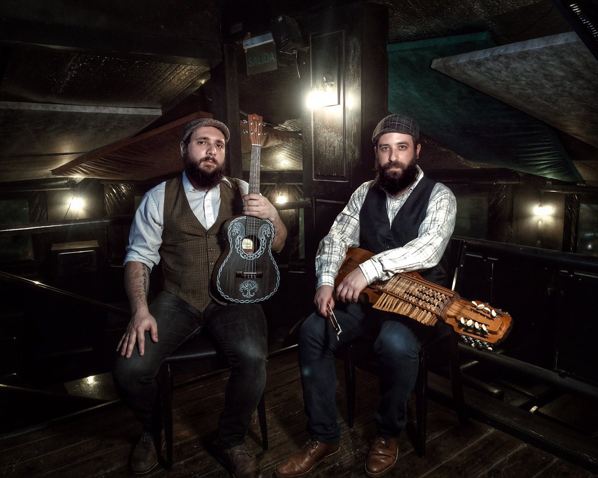 SnusBrothers's tweet photo. #Ukulele &amp; #Nyckelharpa Brothers 🧔🏻🧔🏻 #irishpub #nordicmusic #nordicstyle #PeakyBlinders 🧔🏻🧔🏻 https://t.co/mhBcwgtasw