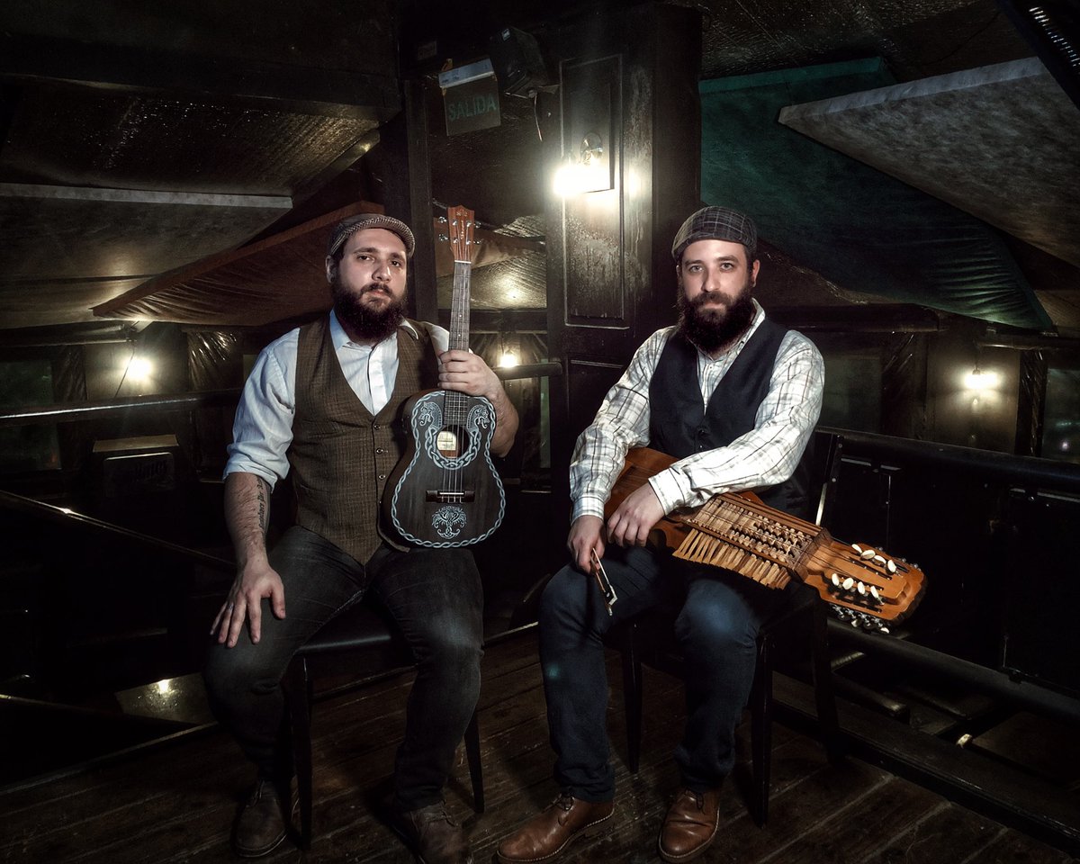 #Ukulele & #Nyckelharpa Brothers 🧔🏻🧔🏻 #irishpub #nordicmusic #nordicstyle #PeakyBlinders 🧔🏻🧔🏻