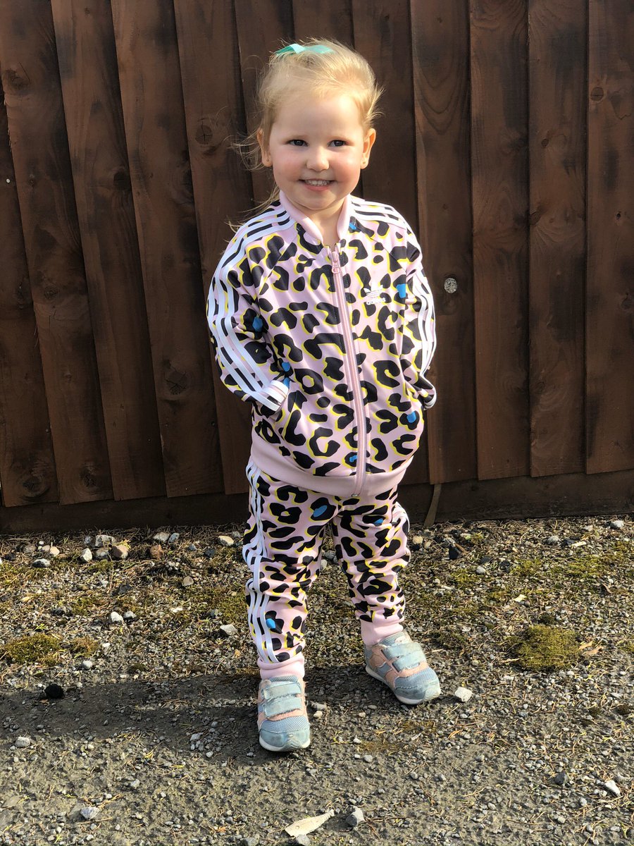 dannygrotbags's tweet photo. I’ve never know a cuter little girl #gingie #niece #dartskid https://t.co/o58ef9t3fA