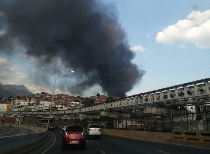 ElNacionalWeb's tweet photo. #ENSucesos [VIDEOS + FOTOS] Se registró incendio de gran magnitud en depósitos del CNE en Mariche https://t.co/4m1WWvYsxk  https://t.co/IZV3XhXHbx