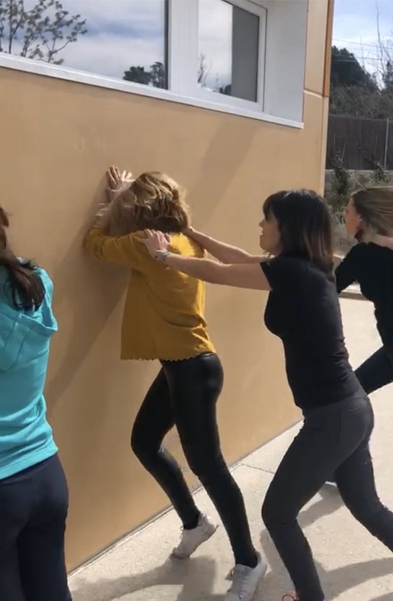 MEDEFIENDO2's tweet photo. Buen trabajo chicas!!!!
Seminario de Defensa Femenina hoy en @ElDragonSchool con #OscarManso y @varistoff07 #KravMaga https://t.co/D2NKTHnK1r