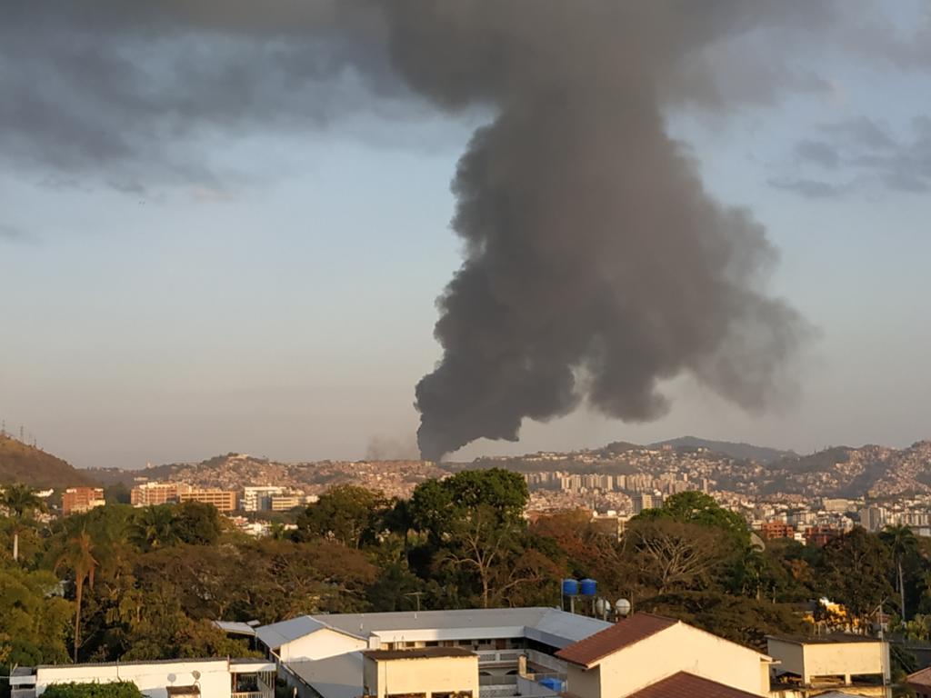MariAleMayorca's tweet photo. Alguien sabe que se quema hacia el Este? #incendio #fuego https://t.co/2iGkeM5Rko