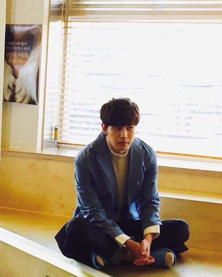  𝚍𝚊𝚢 𝟼𝟽/𝟹𝟼𝟼i love the vibe of this photo,, its very home-y and warm #WeLoveYouHongbin  #홍빈_사랑해