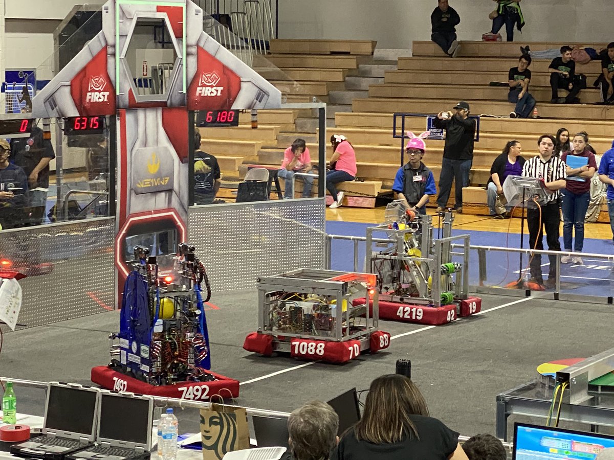 SetTechBulldogs's tweet photo. After a rough start, the Robodogs are ready for their first match. https://t.co/jZiZSGIWQG