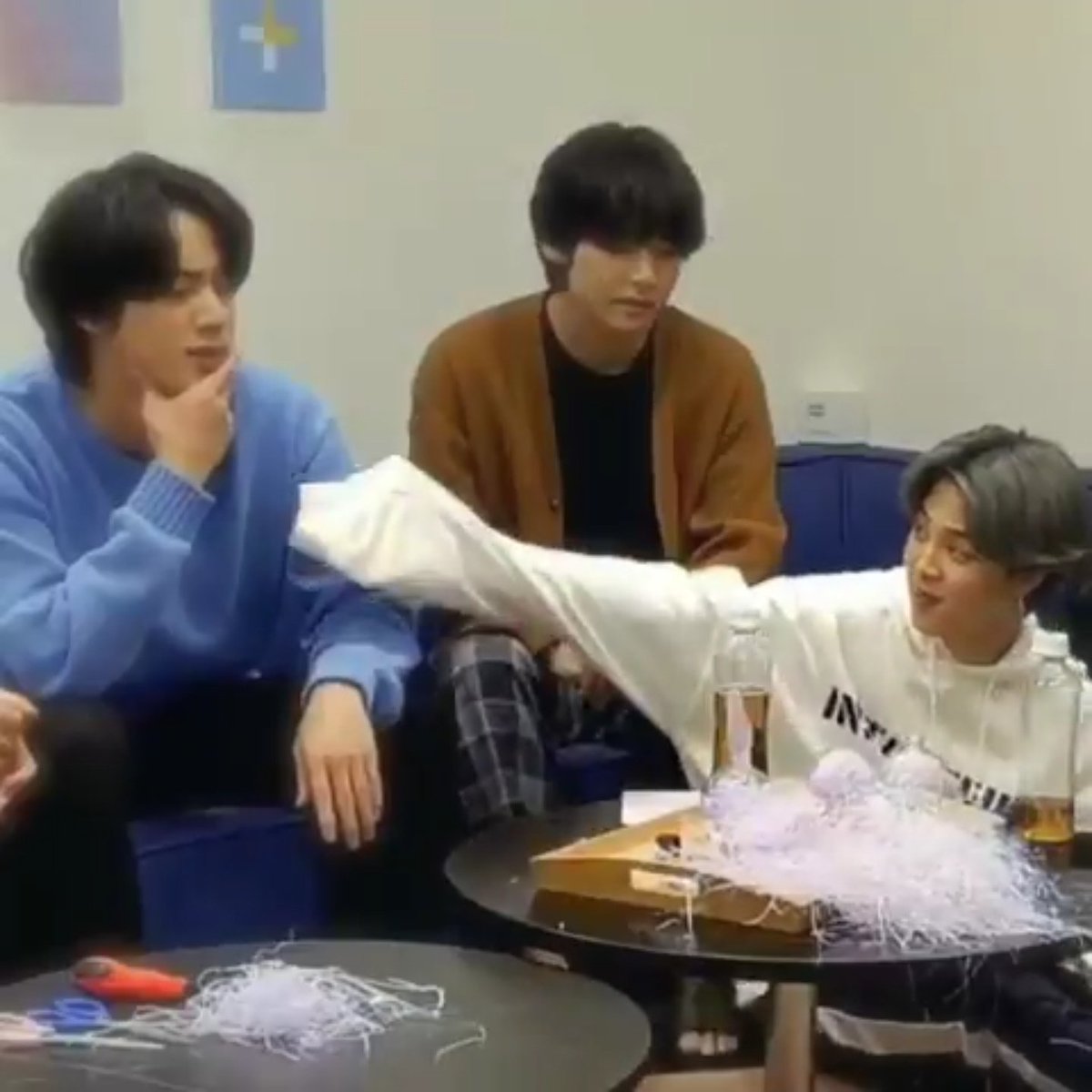 Stephanie94bts's tweet photo. @stussyjimin The way Jin held Jimin's sweaterpaw🥺 https://t.co/bHi7Pm9qRQ