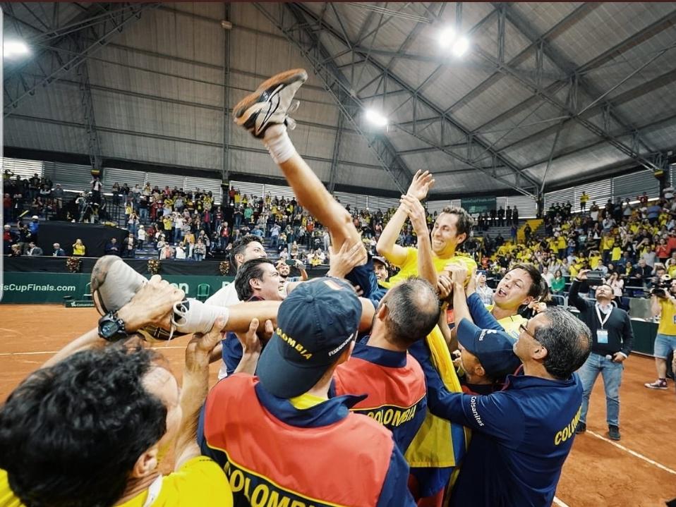 LucenErnesto's tweet photo. ¡Vamos para Madrid! Gracias a nuestro equipo colombiano por las victorias 👏👏 Felicitaciones #DanielGalán, @SantiGiraldoSG @juanscabal y @RobertFarah_ 🇨🇴Ahora a las finales de la #CopaDavis @AlejandroFalla @fedecoltenis @MinDeporteCol @IvanDuque 💪🏾🎾 #ColombiaTierraDeAtletas https://t.co/uzXqTdutF1