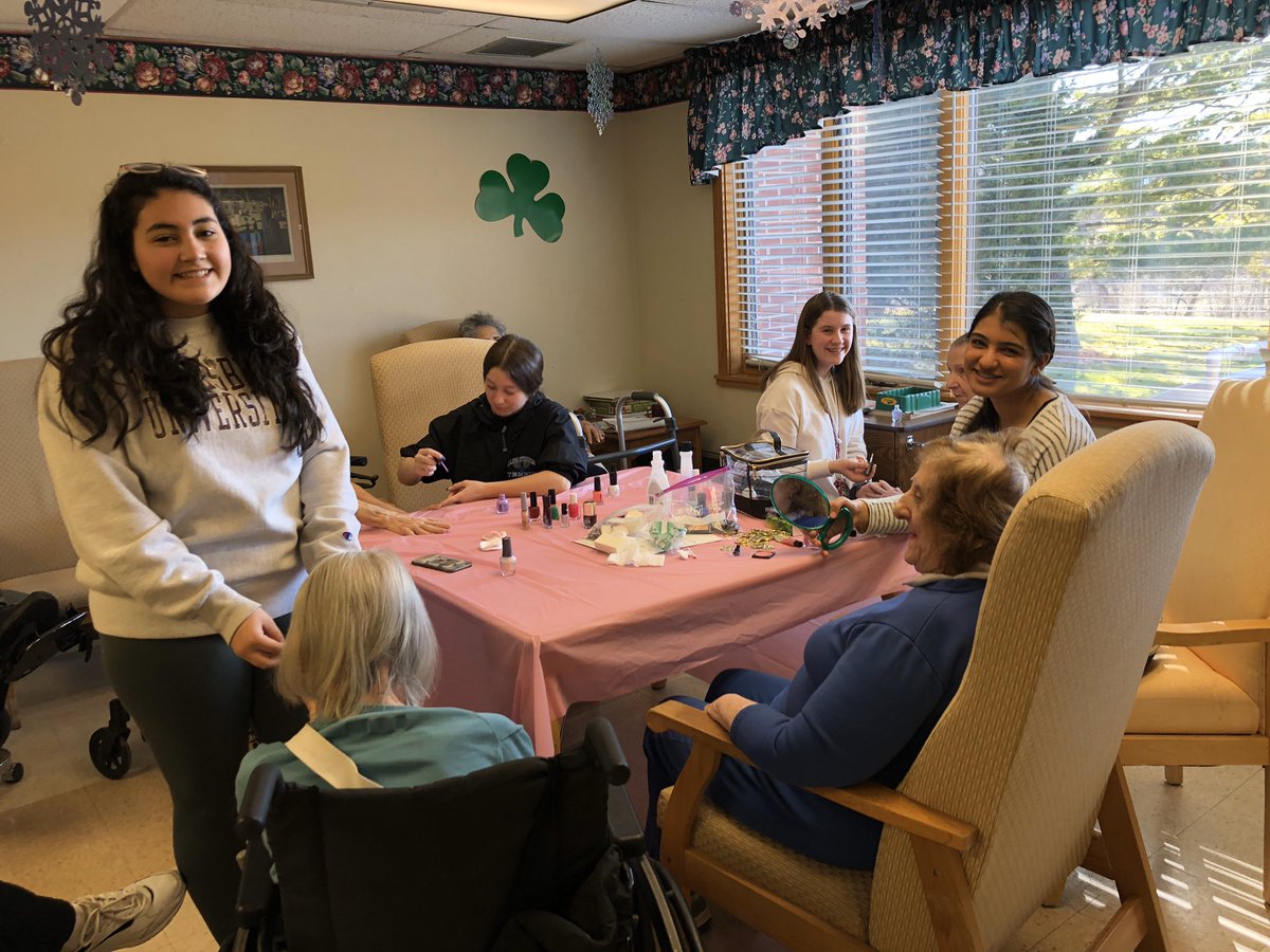 WHGlamourGals's tweet photo. These GlamourGals visited with 23 senior citizens on a beautiful day. 
💅Spreading nail polish and joy is a great feeling❤️ @WHGlamourGals @GlamourGals #WHRHSPride https://t.co/VATKMwSCpj