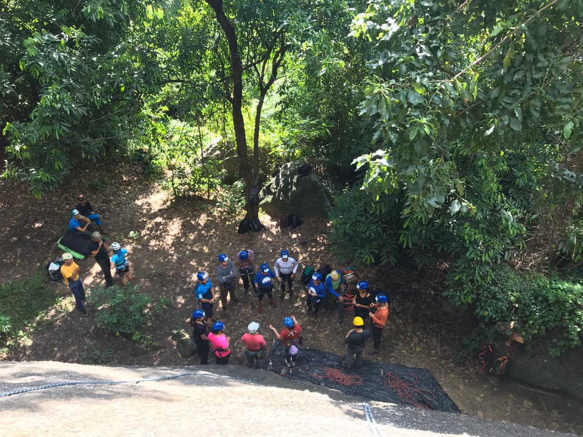 CegCentro's tweet photo. CE grajaú, onde tudo começa para essa nova galera aí. Primeira aula prática do CBM 2020 do CEG.
#grajaú #pegrajaú #campoescola #CBM2020 #montanhismo #escalada #riodejaneiro #rockclimbing #mountaineering #CLIMB #ceguanabara https://t.co/4vI3Z13Qf5