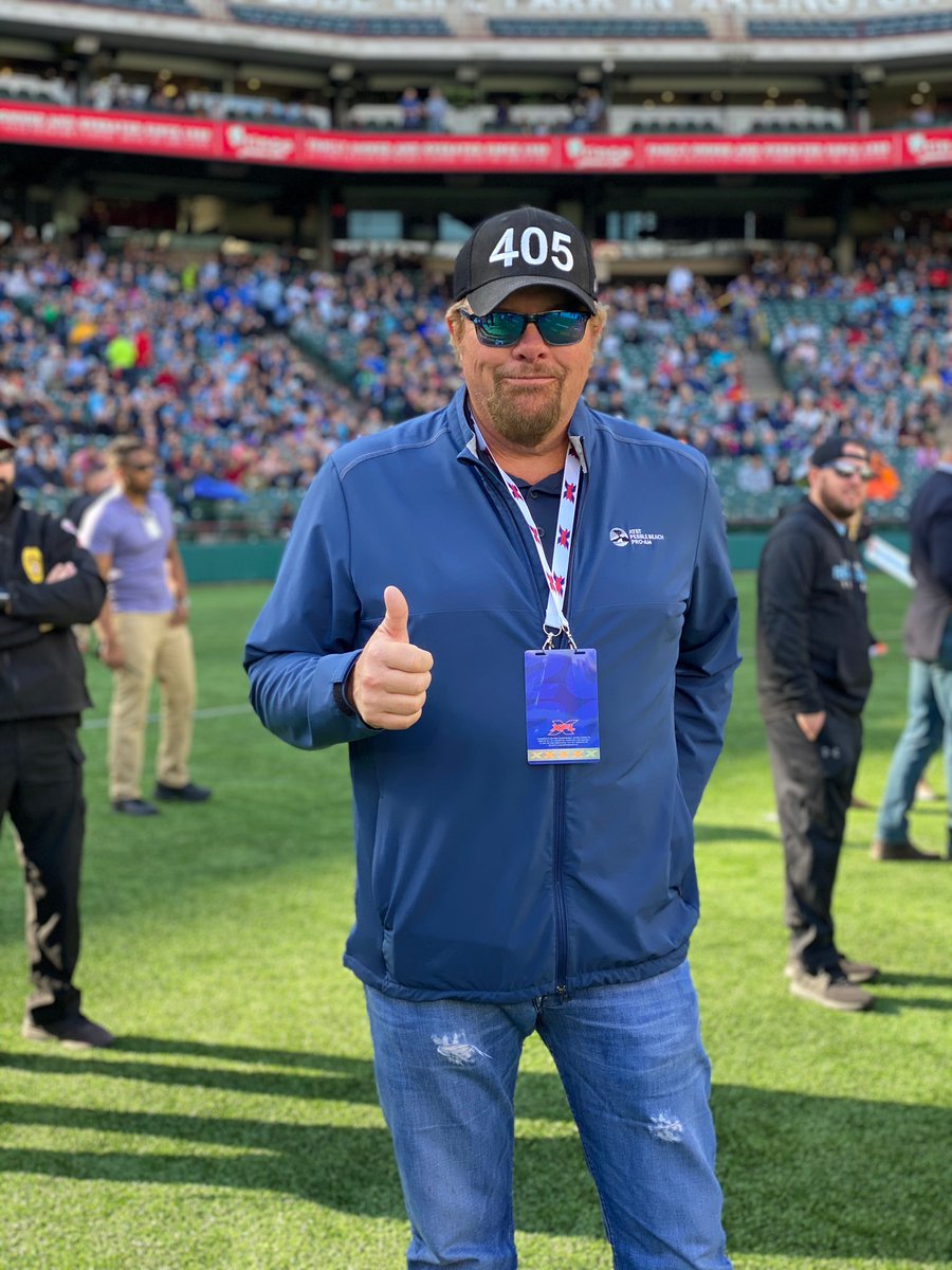 UFLRenegades's tweet photo. How do you like us now?! @tobykeith in the house today showing the Renegades love! #ForTheLoveOfFootball π₯ #OffDutyInDallas https://t.co/pzCw6ZwbHc