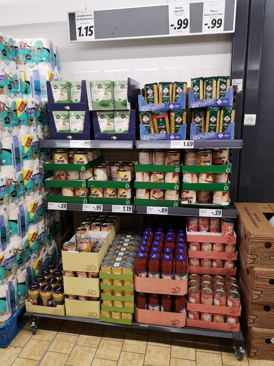 horge20's tweet photo. @lidl ihr ausgebufften Marketing Strategen! Alle wesentlichen Dinge für den #hamsterkauf an einer Stelle. Chapeau! #COVID19 #coronavirus https://t.co/cMZH1BIBoA