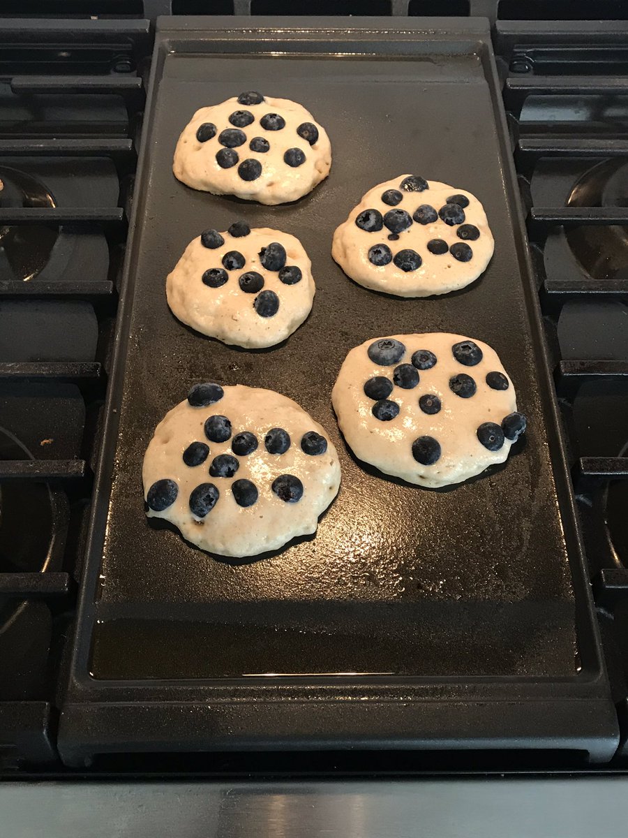 svanteylingen's tweet image. Successful Saturday morning @KodiakCakes blueberry pancake morning! #beginnercook