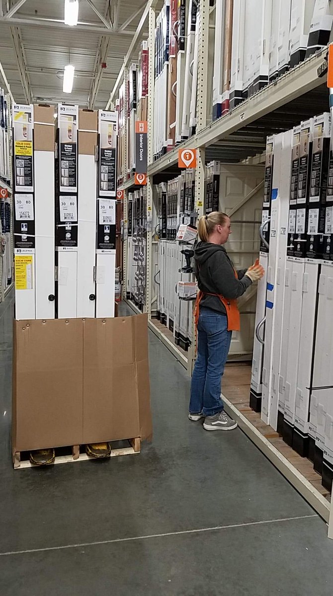 Jennife82621827's tweet photo. Clearing out that overhead. 4 pallets knocked out. #Store4747 #Millwork #HardWorkHappyCustomers https://t.co/ih0Cgj82rg