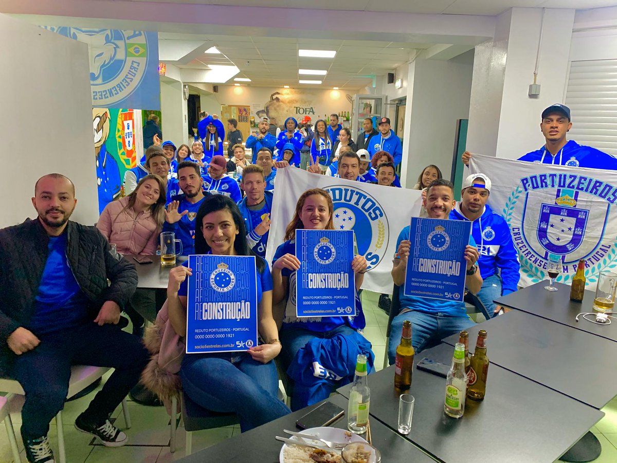 Cruzeiro's tweet photo. Este é o Reduto Celeste de LISBOA em Portugal, o @Portuzeiros_ .

Apesar da diferença de fuso horário, a galera está reunida assistindo ao nosso jogo contra o Atlético-MG!

Obrigado pela torcida! Tamo junto!

#CAMxCRU 
#BoraReconstruir 
#NuncaFomosTãoCruzeirenses https://t.co/9E4UnVknJz