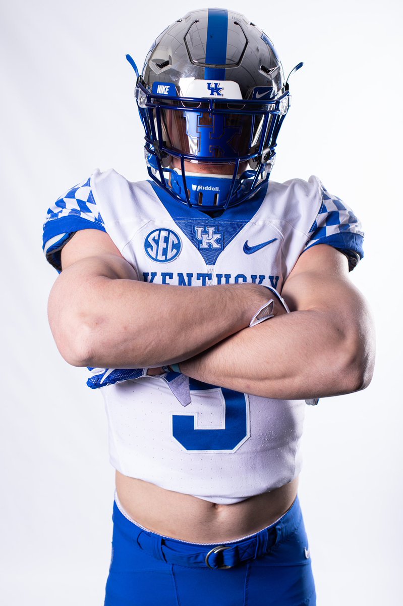 HunterSloan11's tweet photo. I had an awesome time visiting @UKFootball today! Thank you @CoachWhiteFB for inviting me down to see what an awesome football program and school you have! @SaylorBlairFB @MikeCoyle12 @Schnatzz @CoachJrob2 @Gfhaase @gbowman26 https://t.co/vmkv80zibG