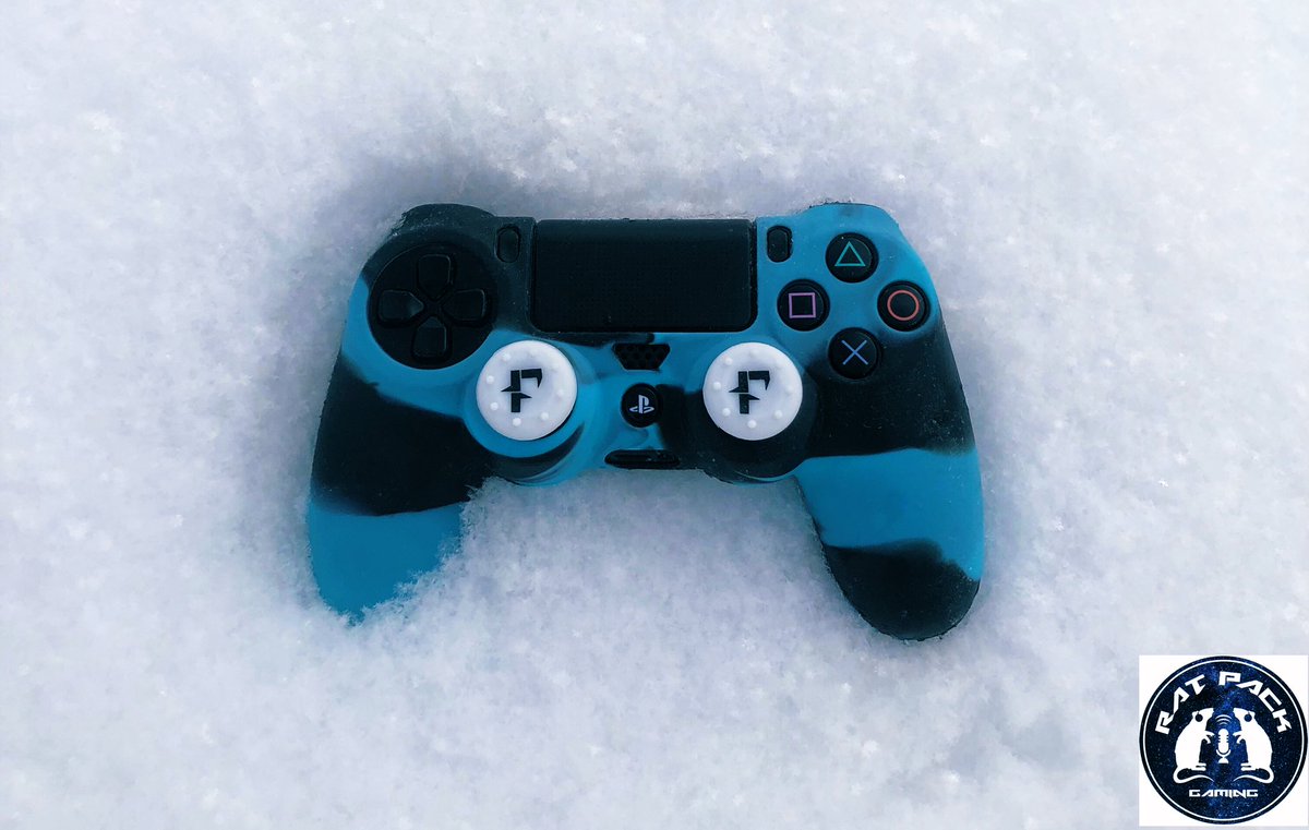 gamerrats's tweet photo. Person walking by: “isn’t that gonna mess up your controller?”
Me: “it literally has a grip on it...”

❄️✨@FadeGrips https://t.co/M22iABhf14