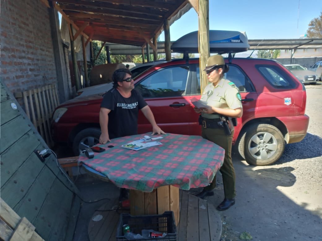 CarabOHiggins's tweet photo. Con motivo de la Fiesta de la Vendimia en #SantaCruz, #Carabineros de la 2da comisaría realizaron campaña preventiva, en el perímetro central, para fomentar el autocuidado y prevenir el riesgo de sufrir el Robo de Vehículos y sus accesorios. #LaPrevencionEsNuestraEsencia https://t.co/IXfrTbPomr