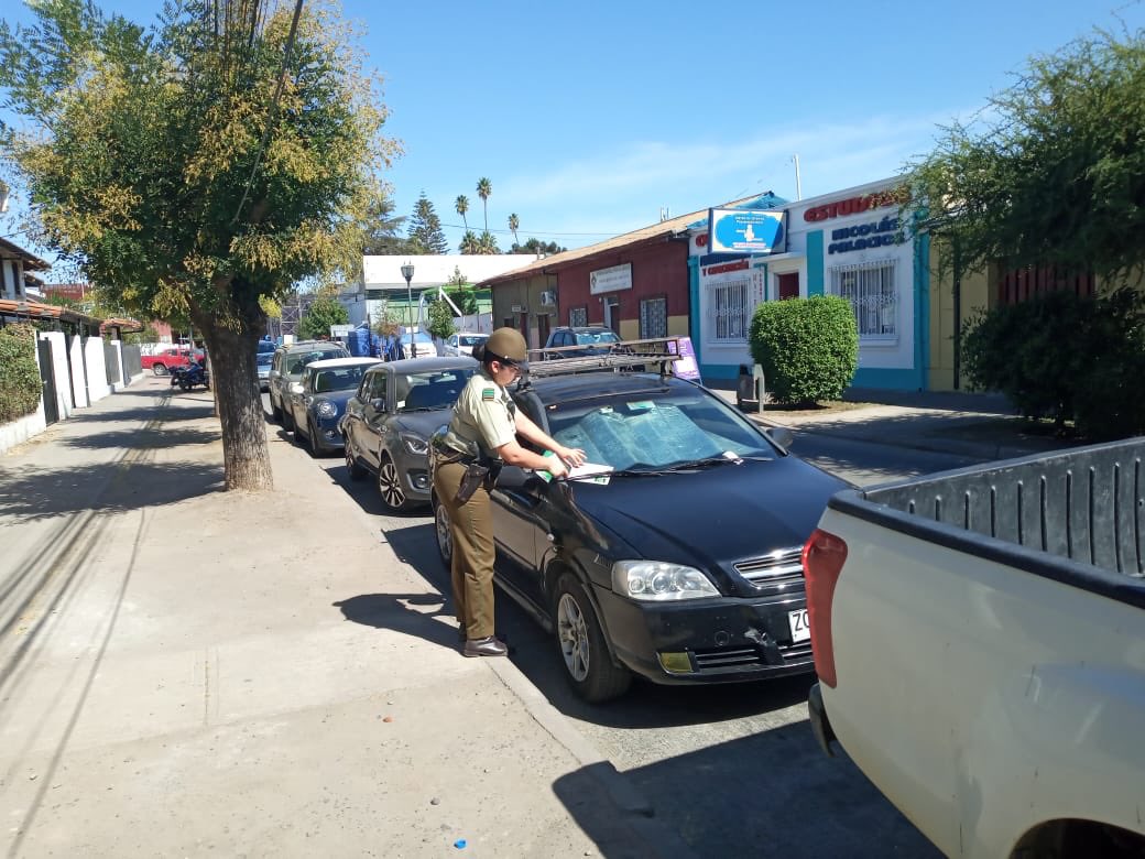 CarabOHiggins's tweet photo. Con motivo de la Fiesta de la Vendimia en #SantaCruz, #Carabineros de la 2da comisaría realizaron campaña preventiva, en el perímetro central, para fomentar el autocuidado y prevenir el riesgo de sufrir el Robo de Vehículos y sus accesorios. #LaPrevencionEsNuestraEsencia https://t.co/IXfrTbPomr