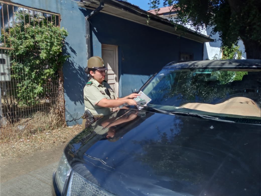 CarabOHiggins's tweet photo. Con motivo de la Fiesta de la Vendimia en #SantaCruz, #Carabineros de la 2da comisaría realizaron campaña preventiva, en el perímetro central, para fomentar el autocuidado y prevenir el riesgo de sufrir el Robo de Vehículos y sus accesorios. #LaPrevencionEsNuestraEsencia https://t.co/IXfrTbPomr