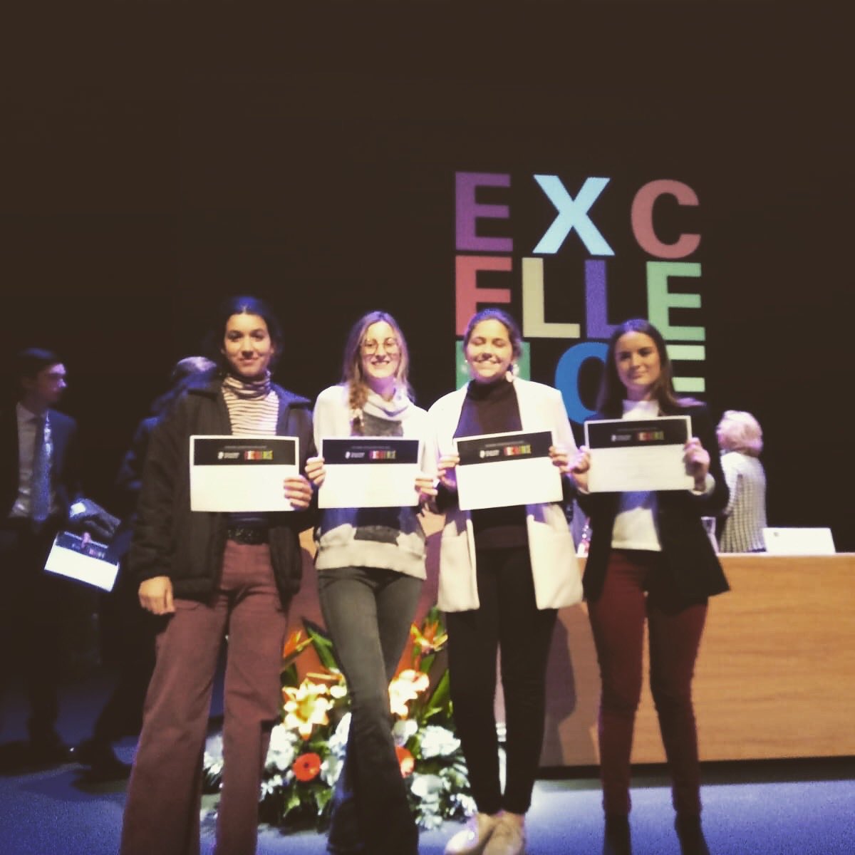 Vilavella_Edu's tweet photo. Con el trabajo de investigación titulado "adolescentes y trastornos de conducta" este grupo de 1º BACH ha recibido una mención honorífica 🎖en el programa Excellence de la @universidadenavarra @ExcellenceUnav 

#Vilavella 👣#CaminandoHaciaElFuturo #Investigación #UNAV https://t.co/A1Yco3LYKU