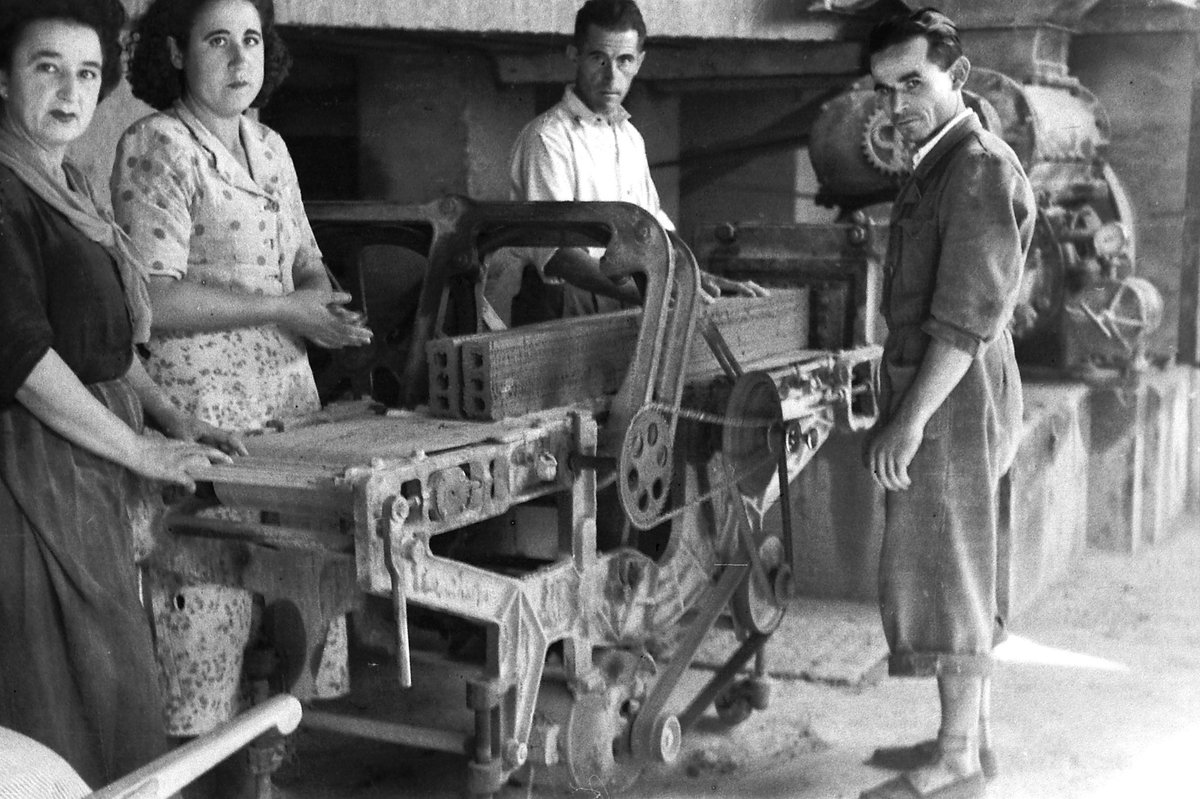 jasanpi's tweet photo. Mujeres con historia.
Trabajadoras de la Fábrica Nacional  de Armas de Toledo a mediados del siglo XX. #frabricadeladrillos 
Feliz #DiaInternacionalDeLaMujer . #FelizDiaDeLaMujer #MujerTrabajadora #campusfabricadearmas #toledospain #uclmtoledo https://t.co/R8CQ3lhk97