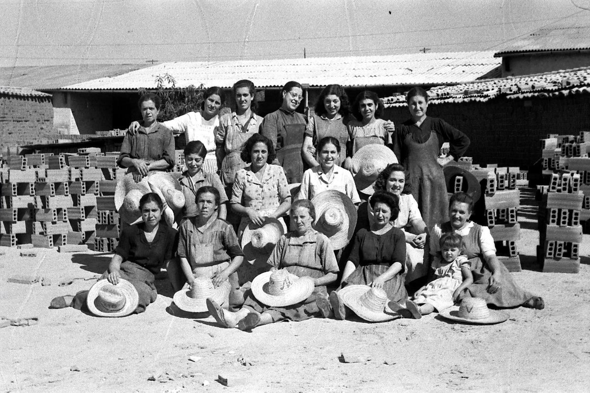 jasanpi's tweet photo. Mujeres con historia.
Trabajadoras de la Fábrica Nacional  de Armas de Toledo a mediados del siglo XX. #frabricadeladrillos 
Feliz #DiaInternacionalDeLaMujer . #FelizDiaDeLaMujer #MujerTrabajadora #campusfabricadearmas #toledospain #uclmtoledo https://t.co/R8CQ3lhk97