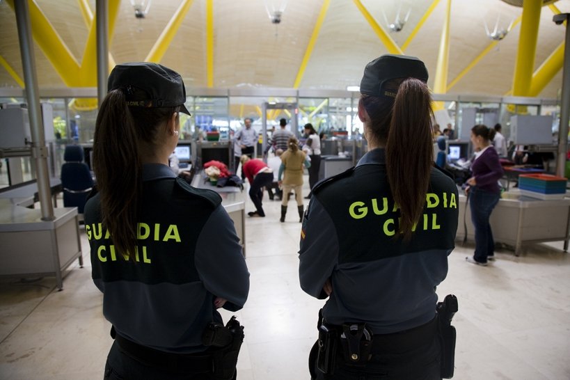 OpositorGC's tweet photo. UN HOMBRE: Mosso de esquadra. UNA MUJER: Policia Nacional o Guardia Civil.

AMBOS SON Fuerzas de Seguridad, hacen LA MISMA labor y van a los avisos IGUAL, pero EL HOMBRE Mosso cobra más. 

RT para apoyar a las compañeras el #8M por la #EquiparacionYa Real.
#DiaDeLaMujer
#8M2020 https://t.co/L1Ljig9axe