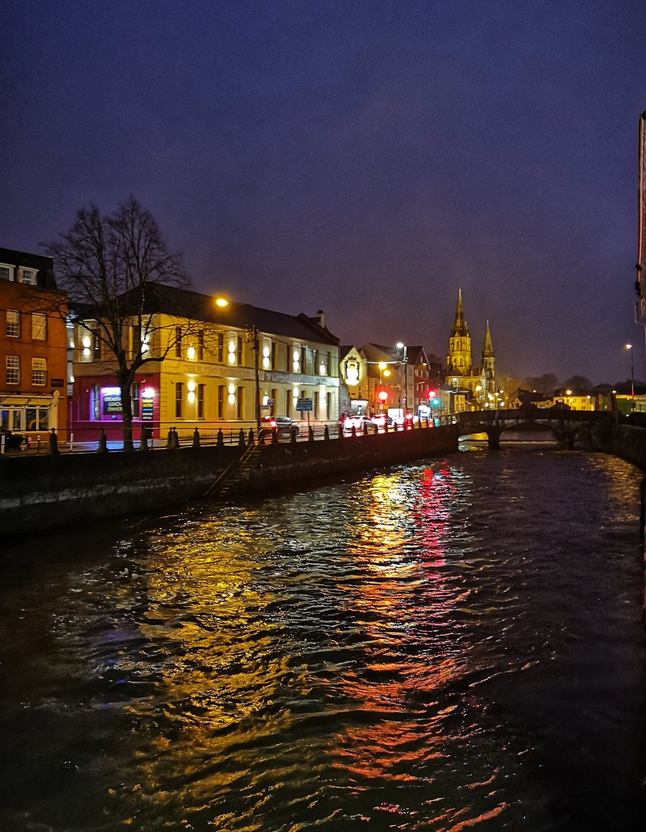 Cork City is smashing in the rain! Into town tonight, spending money & keeping the show on the road - fantastic dinner at @FeedYourSens 🍤🍱🥕🥓