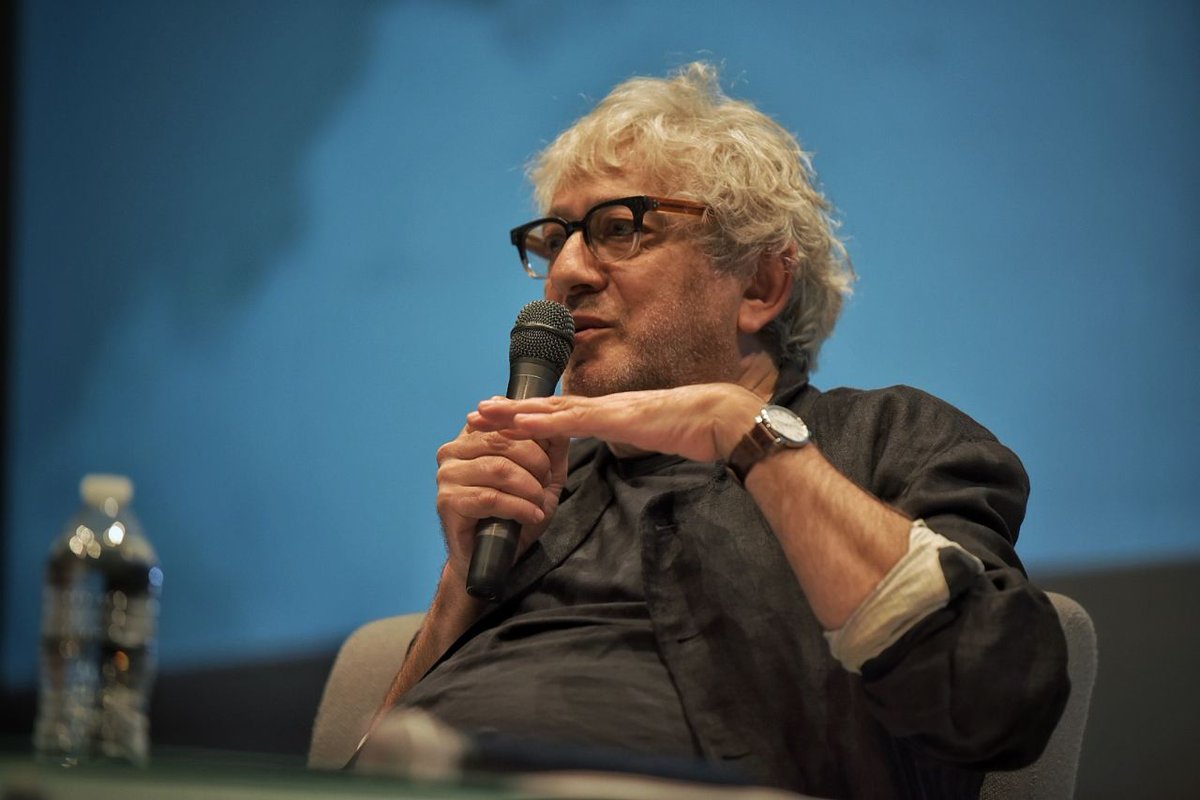 En conversación con <a href="/ricardogiraldo/">Ricardo Giraldo</a>, Elia Suleiman habló de su forma de hacer cine, del humor, de la militancia y de soñar despierto. Acá, 16 apuntes de esta extraordinaria charla, realizada en colaboración con <a href="/Cinema23Oficial/">Cinema23</a>
y #SÍNTESIS 🎬👉🏽 [bit.ly/2TLttzI]