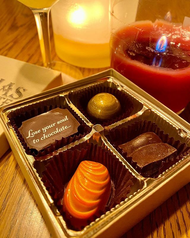 sherihalltx's tweet photo. Lose your soul to chocolate... Yes! I am enjoying a Mexican 75 by candle light and ready to savor these gourmet chocolates from Animas Chocolate Co. #chocolate #durangocolorado #thegoodlife #animaschocolate https://t.co/WyA7rozMr1 https://t.co/t6GllTJOrB