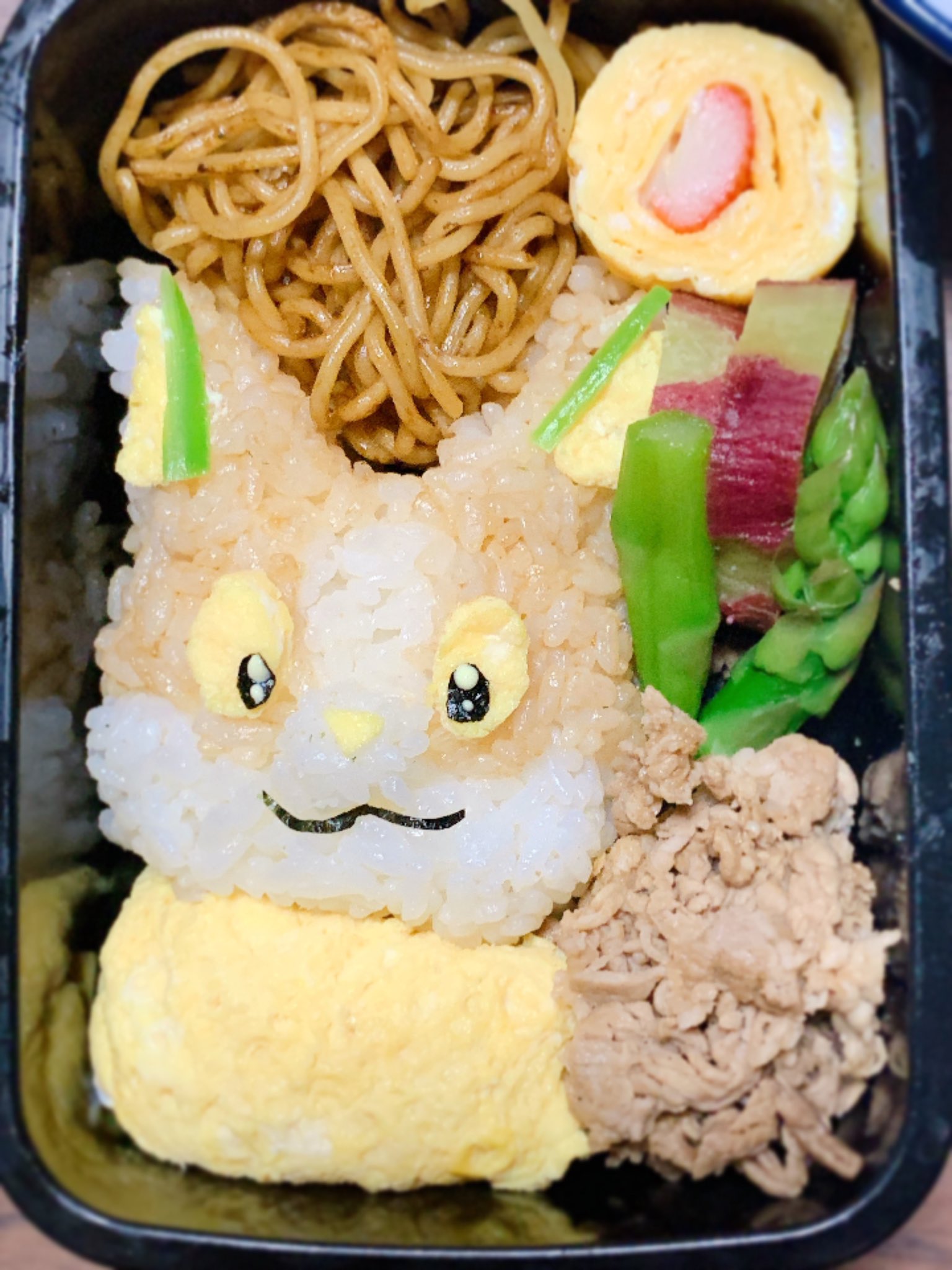 Kameko ガラル御三家を作り終えて次は何のキャラ弁にするか悩んでいたところラークさん Lark0302 からワンパチは とご提案いただいたので今日の置弁はあんまり似てないけど ワンパチ焼きそば弁当です ダークライ今三体 色違い欲しいな ワンパチ