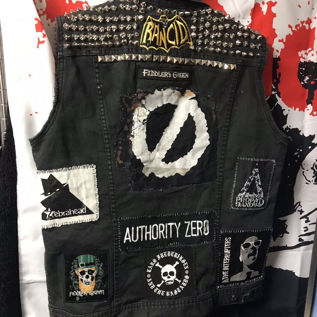 Psychoman_is_me's tweet photo. Gベス#3
Authority Zeroマークがまた大分パリパリに剥がれてきたなぁ…😓
ボロ感は味があって好きなんだけどゼロマークがポロポロ剥がれちゃうのは嫌だから白アクリルで上塗りしようかな…🖌
#Gベス #Gベスト
#patchvest #戦闘服
#authorityzero https://t.co/hSDPAb9DUA