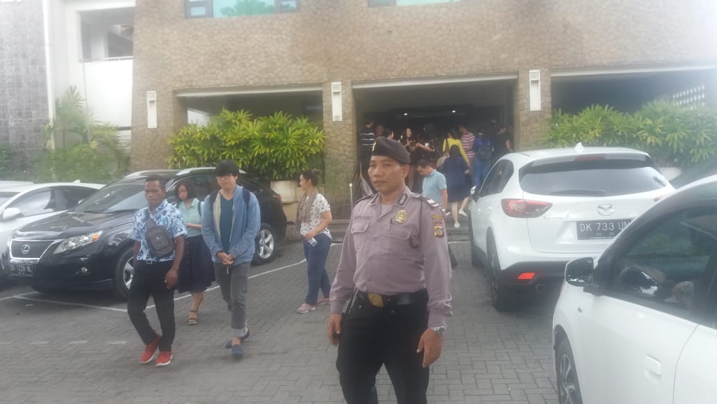 polsekkuta's tweet photo. Bubaran Ibadah Gereja GKY jalan Dewi Sri Kuta, personil Sabhara Polsek Kuta Polresta Denpasar Bantu Kelancaran, Minggu (8/03/2020) siang.
#divisihumaspolri #sabhara #infobadung #gereja #minggu #kebaktian #keagamaan #pengamanan #bubaran #kelancaran #jumat #aman #lancar #balinejani https://t.co/6Kt3fOcFiY