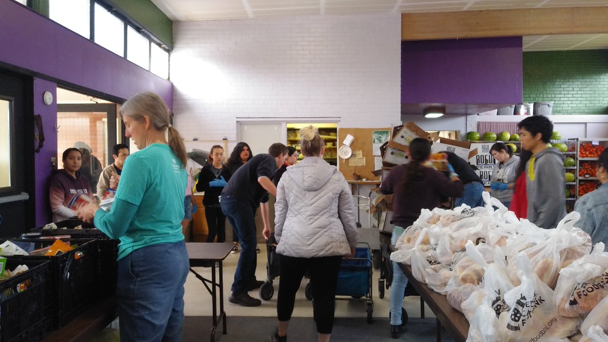 BulldogPantry's tweet photo. All the countless volunteers who made today's distribution possible. We could not have done it without you! Students from Fresno State & Patino High School helping feed about 200 families today.#bulldogsfightinghunger #bulldogpantry #BigHeartedBulldogsInAction #studentsgiveback https://t.co/m17OexIPN0