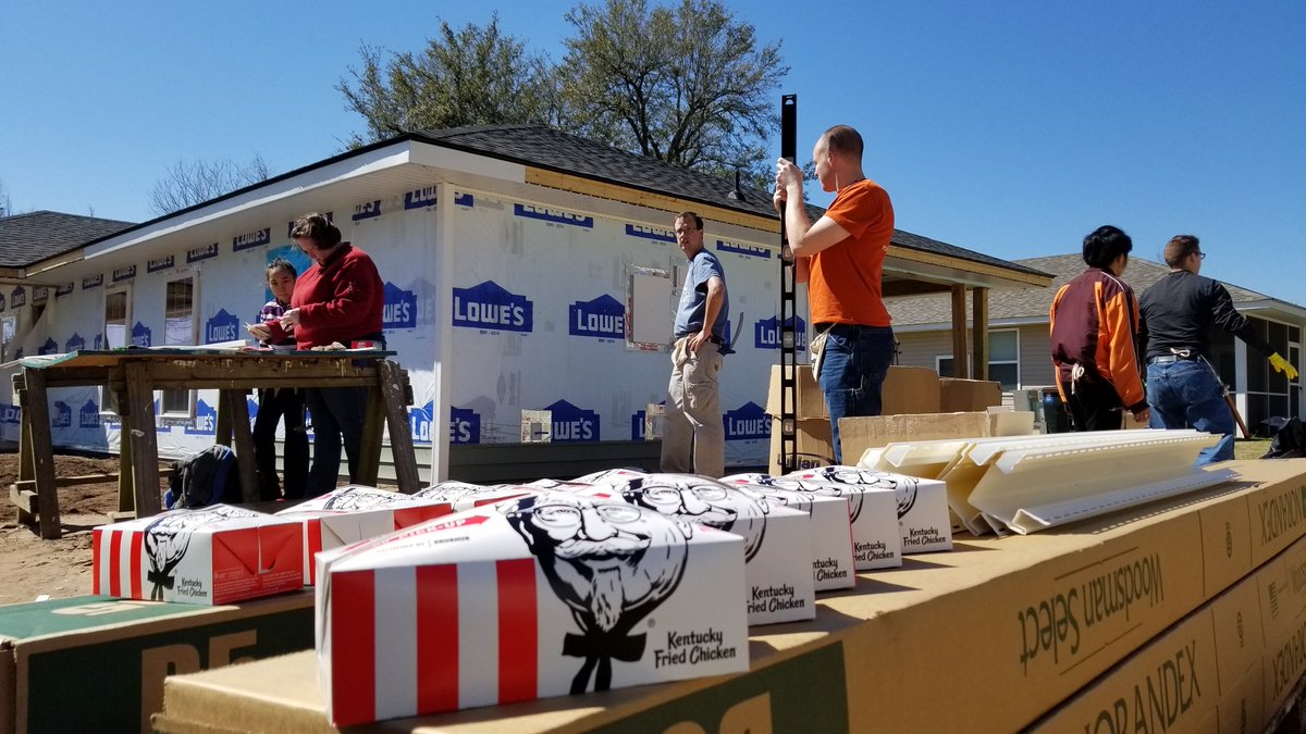 HFHBerkeley's tweet photo. Thank you @kfc for donating lunch for our #volunteers & helping us build π‘ in #BerkeleyCounty!
#CommunityEngagement #transformberkeley https://t.co/btK8ZNlsCz