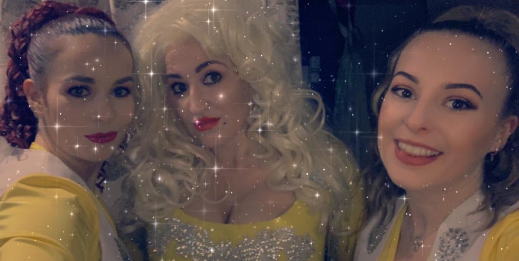 DefinitelyDolly's tweet photo. 💕 What a night at @bosworthhallhotelspa The audience were #electric ⚡️
Overwhelmed by the #standingovation &amp; feedback we received! #thankyou 
#dollypartontribute #dollyparton #9to5 #jolene #dollypartonimpersonator #definitelydolly #thankful #whatwoulddollydo #tribute #lovemyjob https://t.co/YiWm6Gry9q