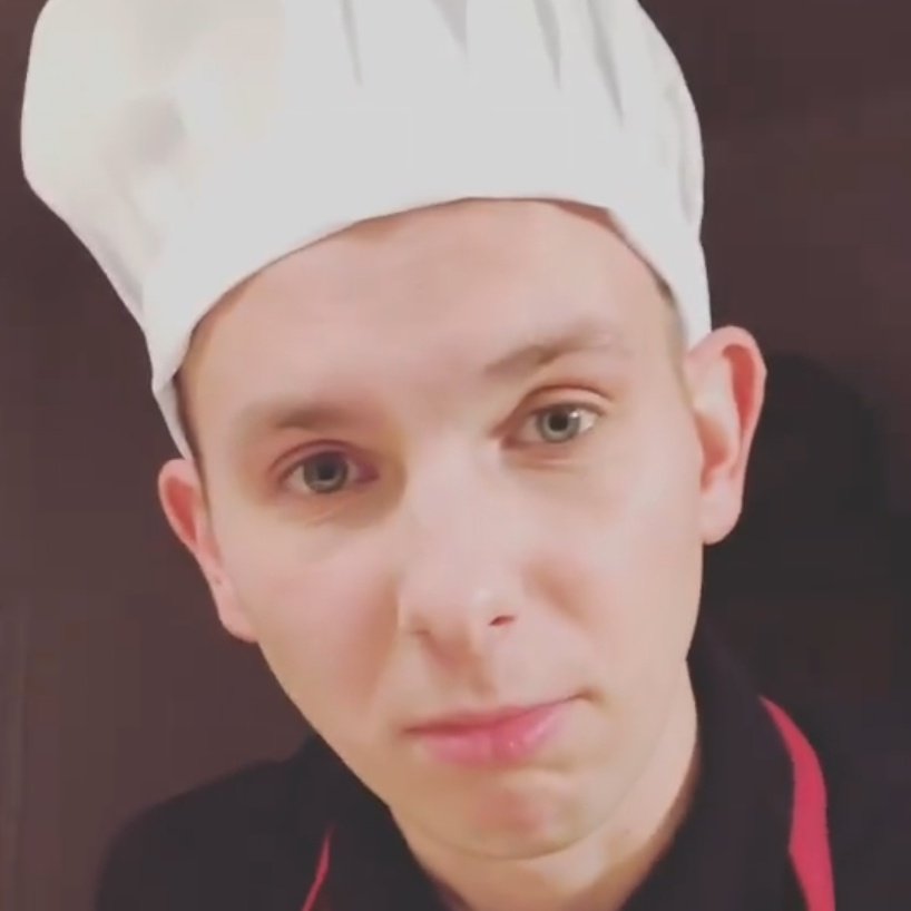 FanbookFlorian's tweet photo. Coucou!
J'ai été choisie par the rainbow team pour faire le fanbook de Florian Appelius, l'acteur qui joue Hans dans DRUCK.
J'ai besoin de vous 😉 participez à tous les projets qui vous intéressent.
Posez moi toutes les questions que vous voulez sur le fanbook. 
Merci 🤝 https://t.co/8R9zaphnzJ
