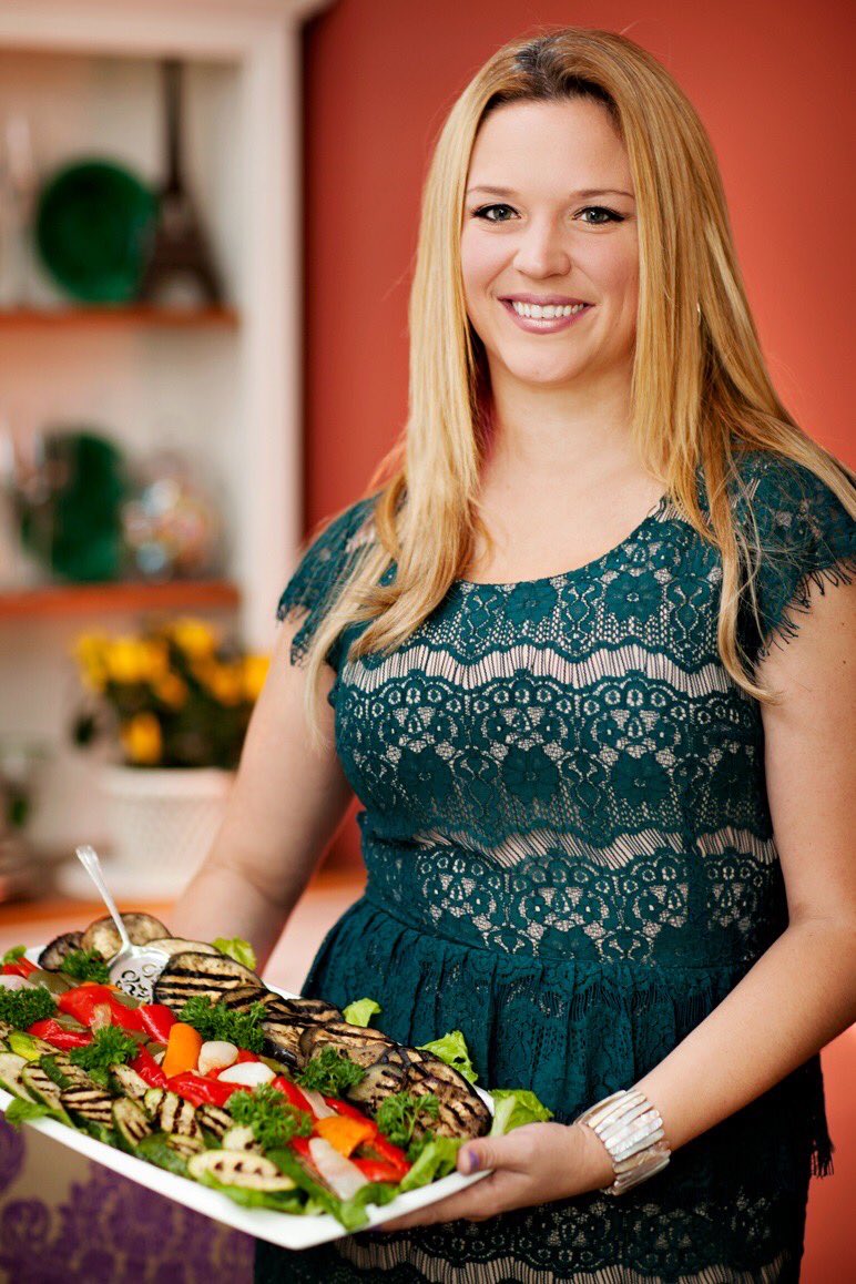 Fia Pagnello is the proud owner of <a href="/KissedCaterer/">KisstheCookCatering</a> – a catering company well know to Torontonians for it’s delicious and creative meals. Pour en savoir plus sur Kiss the Cook et sur le lien entre Fia et #JourneeDeLaFemme , cliquez ici : bit.ly/38BJv4l
