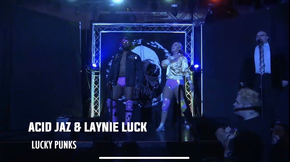 sterlz_r's tweet photo. Can we take a minute to acknowledge this matching tag team that isn’t a regular tag team?
Ya love to see it.
Side note... only one team in the gauntlet was wearing matching gear 🥴
#LuckyPunks https://t.co/ATisgOsQ62