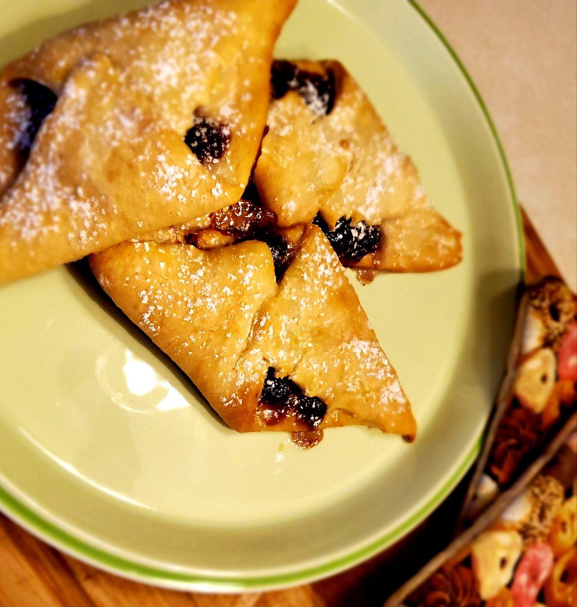 Bear_BNB's tweet image. A few things for cheat day.  Raspberry pastries and Texas Sheet Cake Cupcakes.  Also, I lost almost 6 pounds in 2 weeks.  I've been at this over a year now and still seeing progress. #4hourbody #cheatday #treats #Cupcakes #bearandbadger