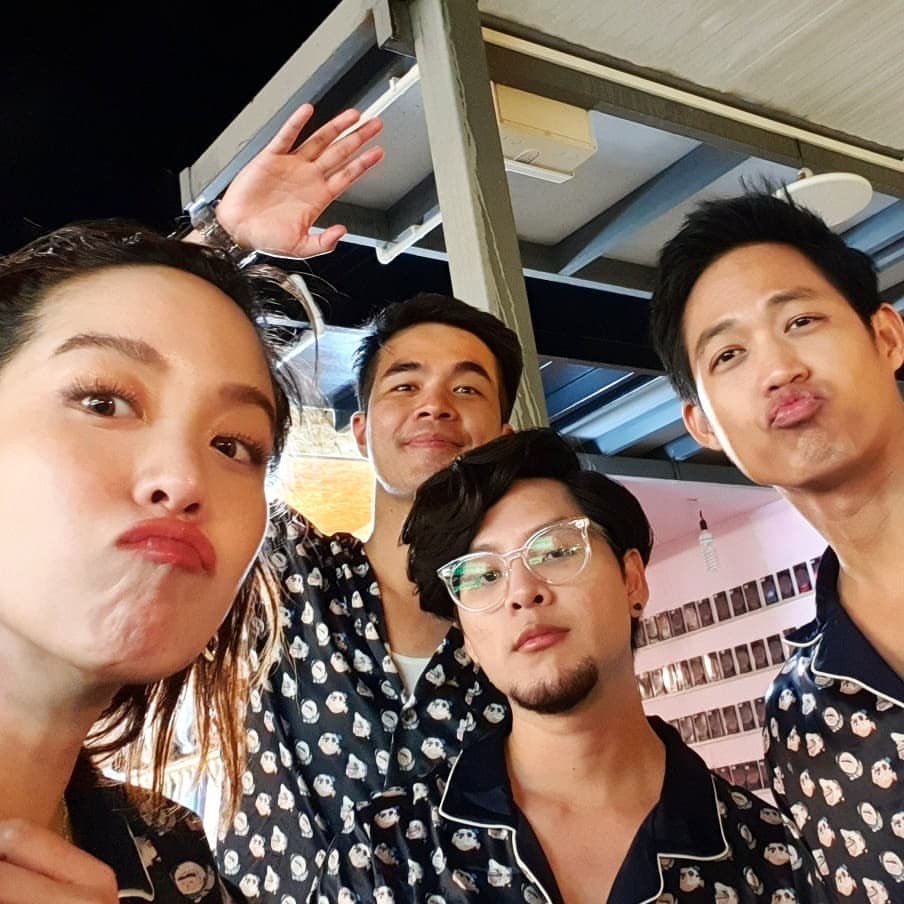 Gang #นอนบ้านเพื่อน vs #Paloycando ชอบรูปไหนมากกว่า รูปแรกหรือรูปสอง 🐑 ใครอยากได้ชุดนอนสวยๆจากรายการก็สามารถไปซื้อได้เลยนะคะทาง facebook นอนบ้านเพื่อนนะคะ