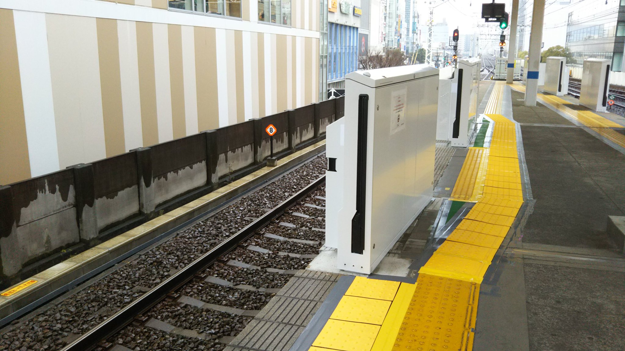 ドアえもん A Twitter 京急本線 京急川崎駅 4番線 下り 浦賀方面 にホームドアが設置されました ただし 8両分のみです 稼働開始は4月下旬予定です 京急本線 京急川崎駅 ホームドア