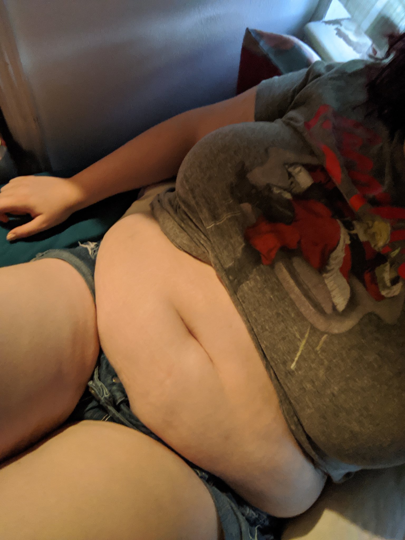 Everyone look at how soft my tummy and thighs are 😍😍 https://t.co/Y3KC9H9CCg