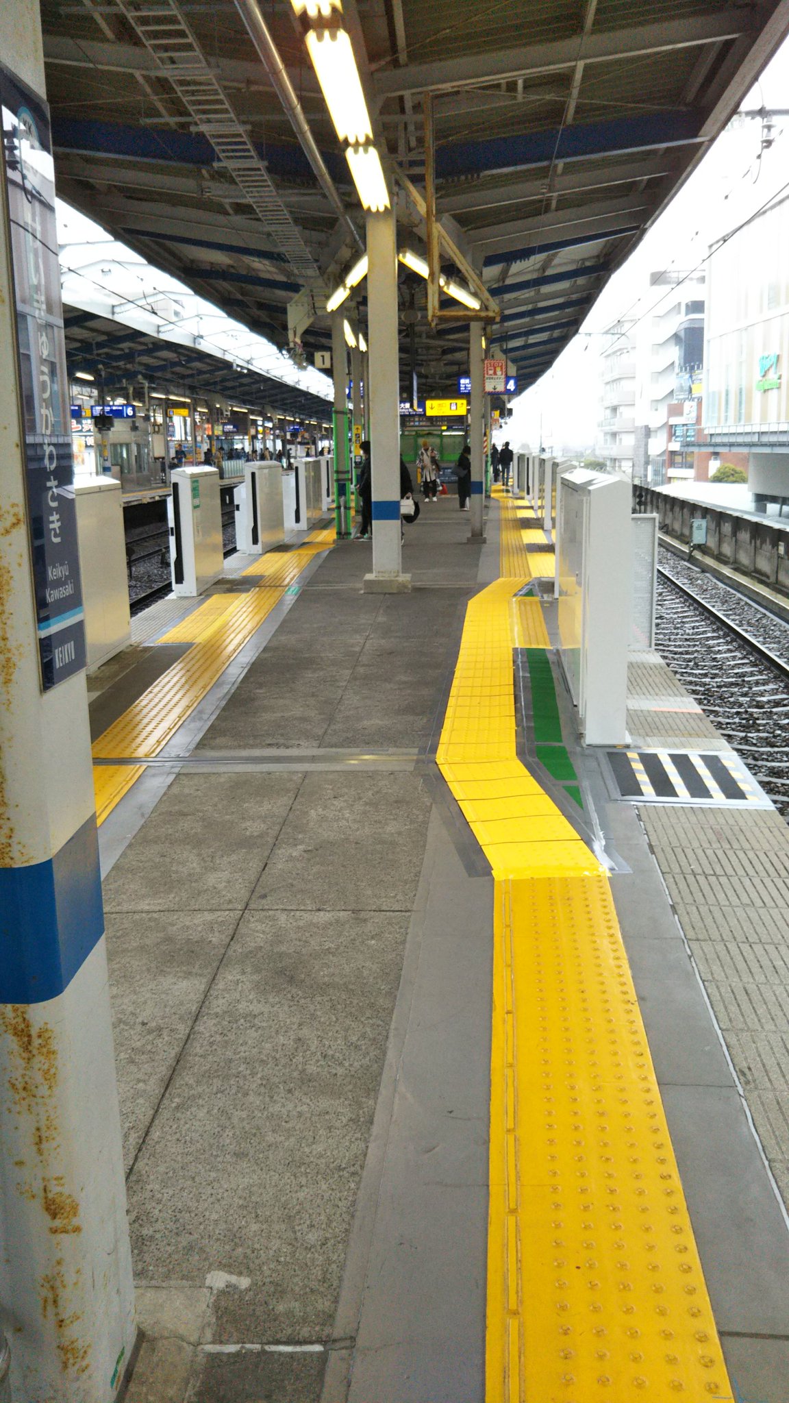 ドアえもん A Twitter 京急本線 京急川崎駅 4番線 下り 浦賀方面 にホームドアが設置されました ただし 8両分のみです 稼働開始は4月下旬予定です 京急本線 京急川崎駅 ホームドア