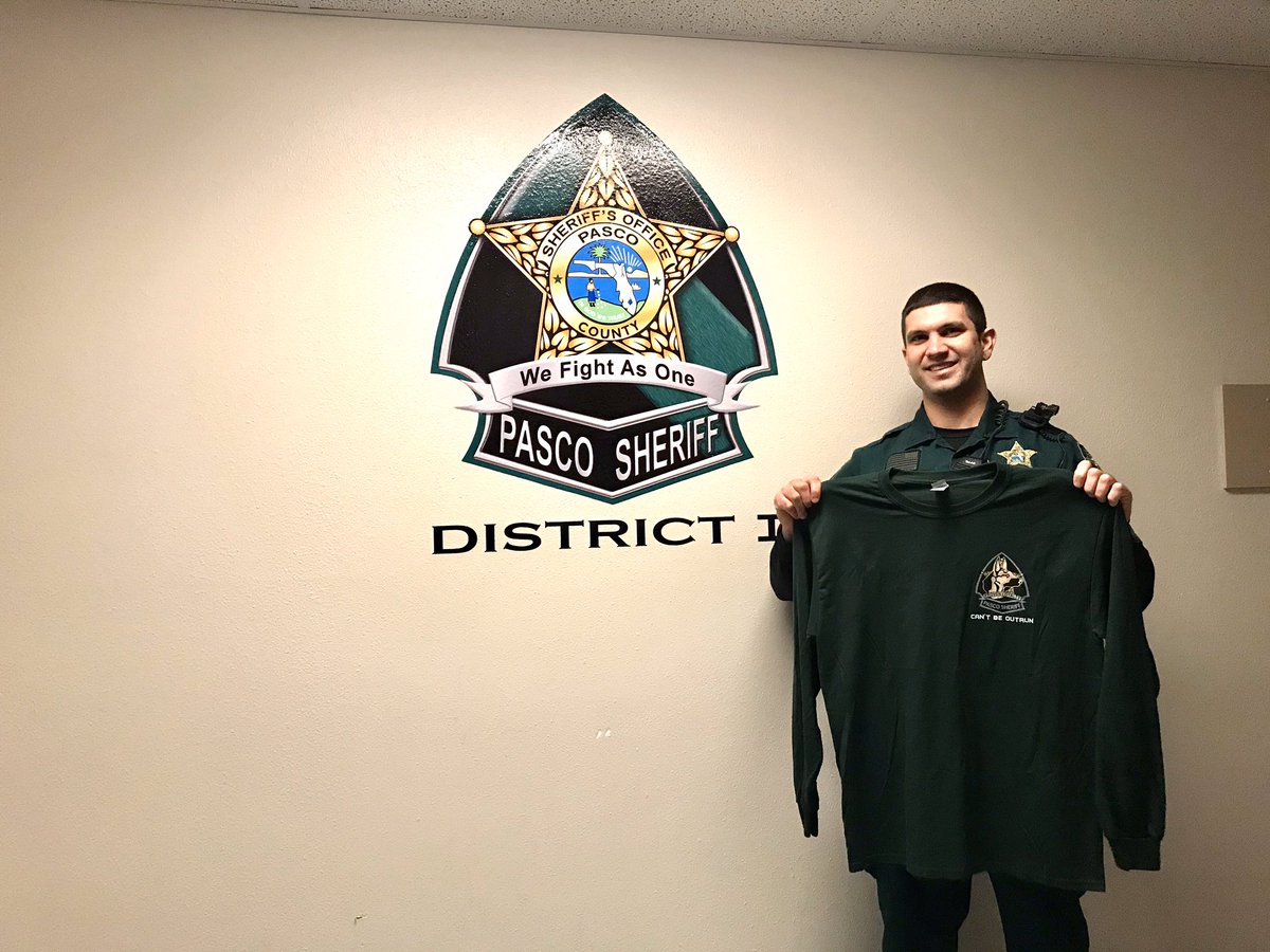 PascoSheriff's tweet image. Tonight’s giveaway! 🚨🚨🚨

We are doing a LONG SLEEVE K9 shirt giveaway tonight! If this post reaches, 800 RTs, we’ll give 6 followers a long sleeve shirt! 

Are you down?! 😎👍 #TweetAlong 

Must follow &amp;amp; RT to qualify!