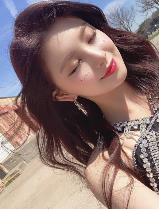 ストーンメイク大流行中 Iz One Twice Bts Ateezなど 韓国アイドル がこぞって取り入れるキラキラメイクを解説 実践 Odiodi