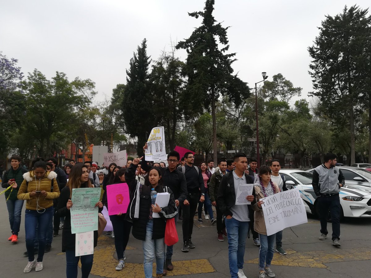 Gretta_Cruz's tweet photo. Marcha realizada el día viernes 6 por parte de alumnas(os) de la ESIME Ticomán a Dirección General. 

#IPNtendederos #MarchaIPN #Fueraacosadores #IPNencubreacosadores #ESIMETicomán #IPNnomecuida https://t.co/uW2v9YRD4k
