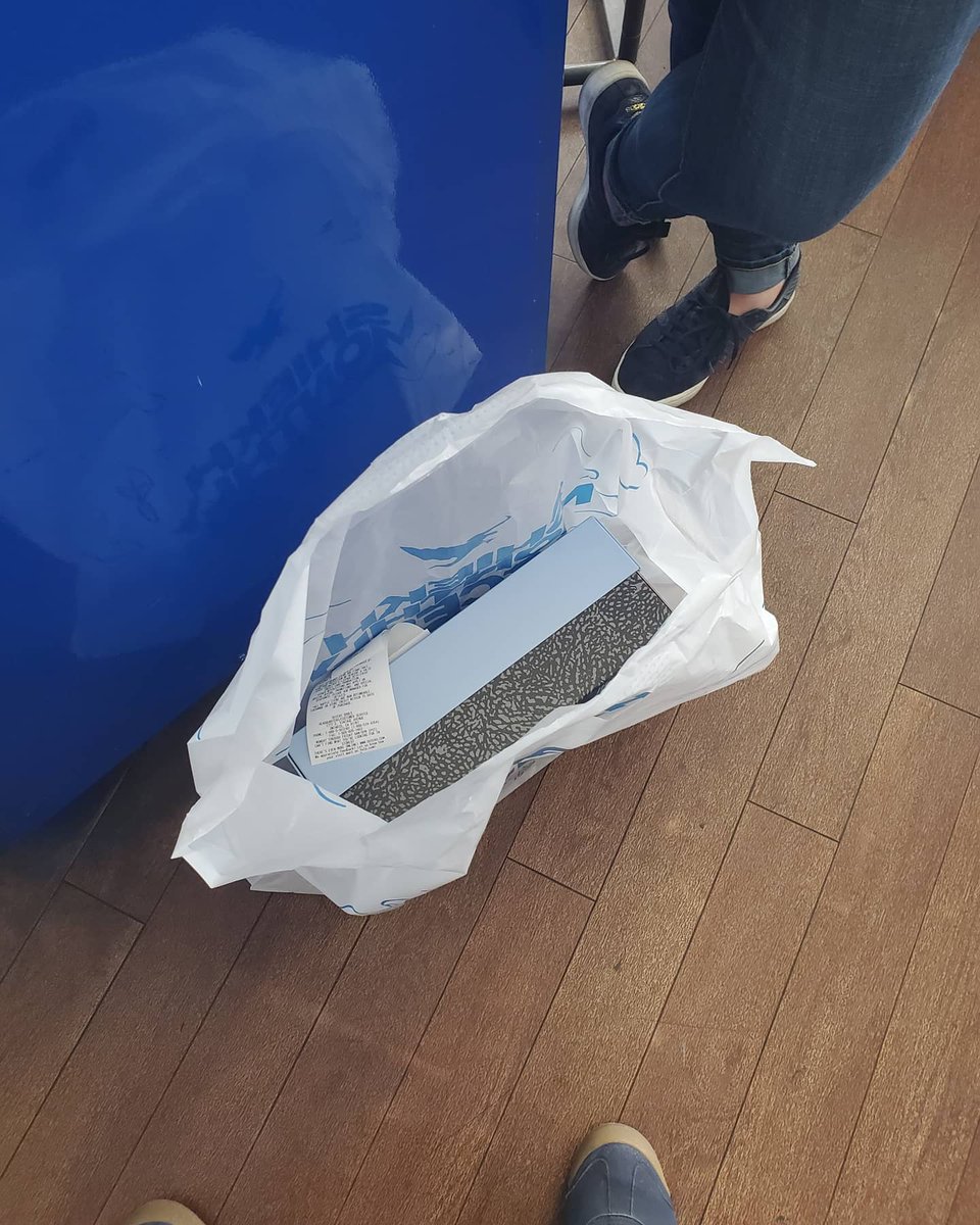 dbotheogpitboss's tweet photo. SO CHECK THIS SHIT OUT GUYS I WAS OUT COPPIN J'S to resell and I ran into the source of the #coronavirus I can not make this shit up I almost molly whopped her for creating this mass hysteria........... 🤣😂🤣😂 Oh ya I have 2 sz 10s and one 9 in these retro 3 UNC's #sneakerheads https://t.co/ABIpzZD6IZ