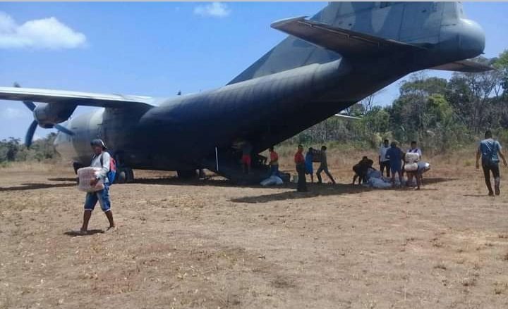 RadarDeAmazonas's tweet photo. Fueron traslados 4800 kilos de comida, para la parroquia Alto Ventuari del municipio #Manapiare en #Amazonas, en trabajo conjunto con @GobAmazonas @AlimentAmazonas, la Fuerza Aérea y la alcaldía de ese municipio
📸 Alcaldía de Manapiare https://t.co/03M1wBjpck