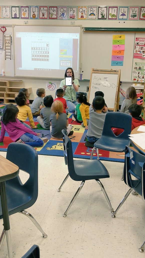 MrsRoberts_511's tweet photo. I LOVED this lesson on comparing other cultures to our own. We explored how the Chinese culture is different from our own.  Including how they write, how they eat and what they call a lantern. #BeDoHaveGive #HastyPreK @Hasty_Huskies https://t.co/5qEkENzMRR